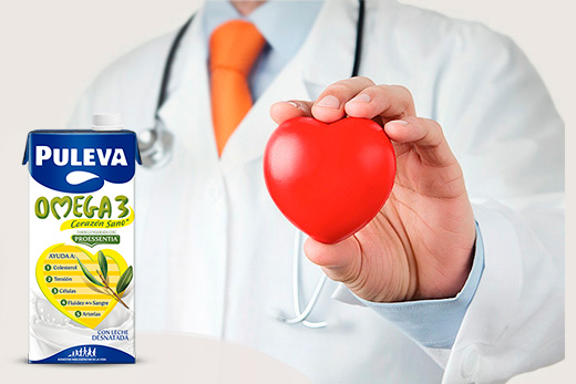 Médico sosteniendo corazón rojo botella Puleva Omega 3 - innovación salud cardiovascular