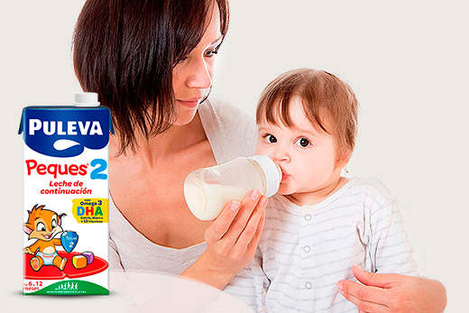 Madre dando leche Puleva Peques 2 a su bebé - nutrición infantil
