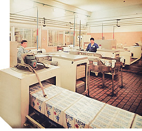 Foto histórica vintage de oficina Puleva con trabajadores - patrimonio empresarial