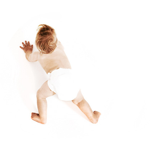 Bebé feliz y saludable sonriendo - representación de niñez y salud infantil